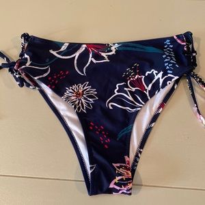 Navy Flower swim bottoms, brand new never worn size medium.